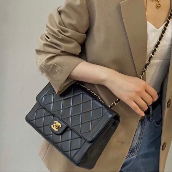 Black Vintage Chanel Diana CF (Medium 25cm)